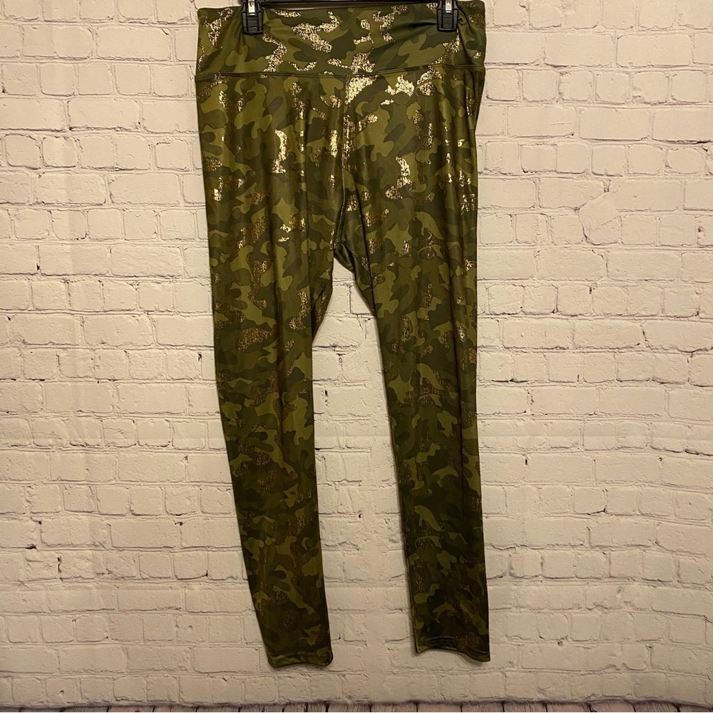 Runway Ready Womens Leggings XL Green Gold Camo Cropped NWT